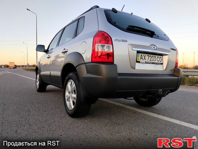 Серый Хендай Туксон, объемом двигателя 2 л и пробегом 263 тыс. км за 8800 $, фото 6 на Automoto.ua
