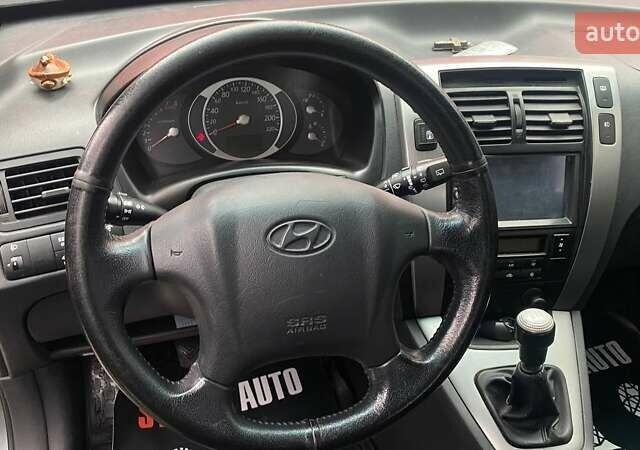 Серый Хендай Туксон, объемом двигателя 1.98 л и пробегом 174 тыс. км за 9500 $, фото 16 на Automoto.ua