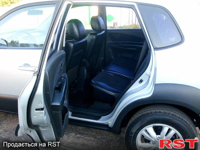 Серый Хендай Туксон, объемом двигателя 2 л и пробегом 370 тыс. км за 13300 $, фото 5 на Automoto.ua