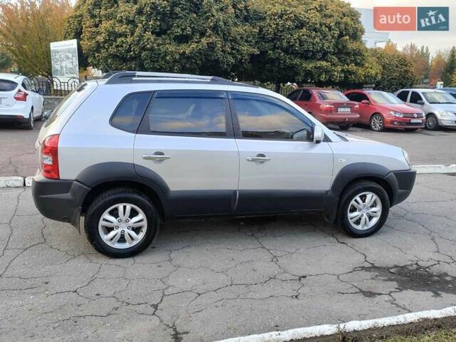 Хендай Туксон 2011 в Сумах на Automoto.ua Серый Хендай Туксон, объемом двигателя 2 л и пробегом 147 тыс. км за 9800 $, фото 4 на Automoto.ua