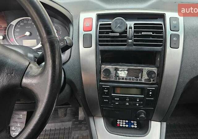 Сірий Хендай Туксон, об'ємом двигуна 1.98 л та пробігом 397 тис. км за 5800 $, фото 11 на Automoto.ua