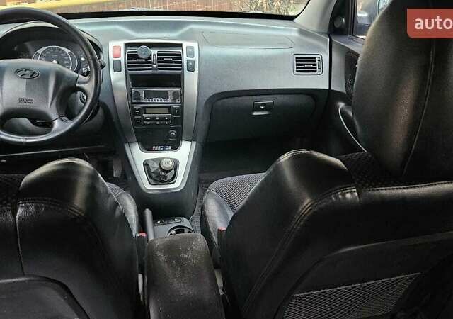 Сірий Хендай Туксон, об'ємом двигуна 1.98 л та пробігом 397 тис. км за 5800 $, фото 9 на Automoto.ua