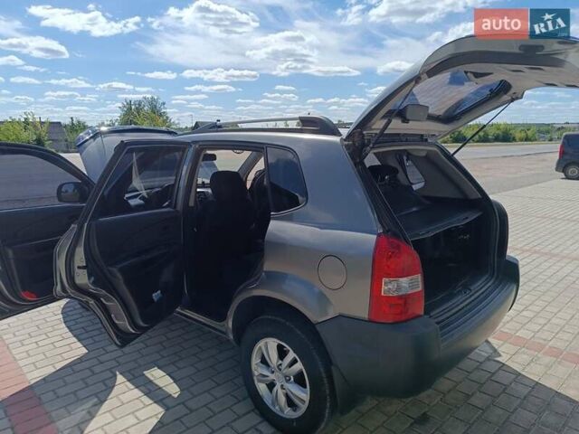Сірий Хендай Туксон, об'ємом двигуна 2 л та пробігом 159 тис. км за 8800 $, фото 28 на Automoto.ua