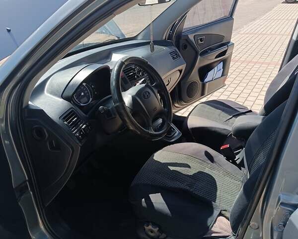 Сірий Хендай Туксон, об'ємом двигуна 2 л та пробігом 159 тис. км за 8800 $, фото 26 на Automoto.ua
