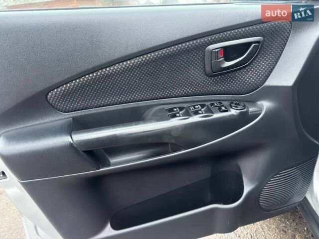 Сірий Хендай Туксон, об'ємом двигуна 1.98 л та пробігом 149 тис. км за 9650 $, фото 35 на Automoto.ua