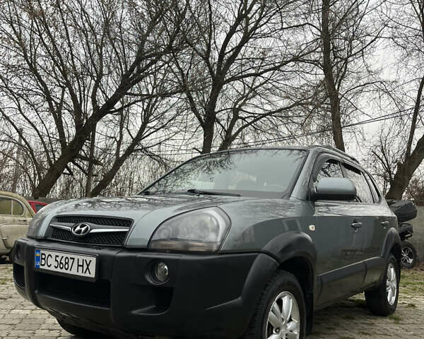 Серый Хендай Туксон, объемом двигателя 1.99 л и пробегом 209 тыс. км за 8200 $, фото 4 на Automoto.ua