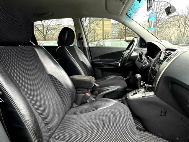 Серый Хендай Туксон, объемом двигателя 2 л и пробегом 150 тыс. км за 9900 $, фото 2 на Automoto.ua