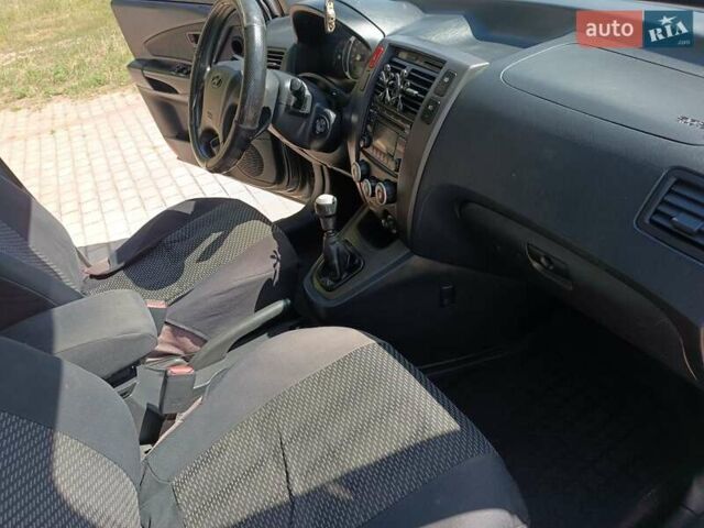 Сірий Хендай Туксон, об'ємом двигуна 2 л та пробігом 159 тис. км за 8800 $, фото 35 на Automoto.ua