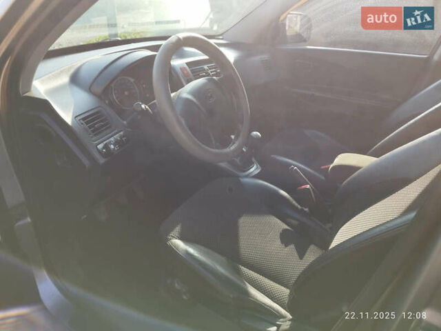 Серый Хендай Туксон, объемом двигателя 2 л и пробегом 168 тыс. км за 9499 $, фото 6 на Automoto.ua