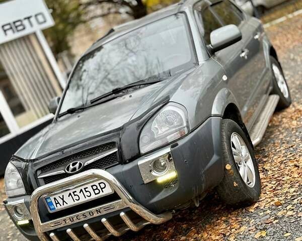 Серый Хендай Туксон, объемом двигателя 2 л и пробегом 92 тыс. км за 10500 $, фото 4 на Automoto.ua