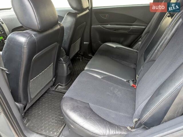 Сірий Хендай Туксон, об'ємом двигуна 1.98 л та пробігом 209 тис. км за 8700 $, фото 16 на Automoto.ua