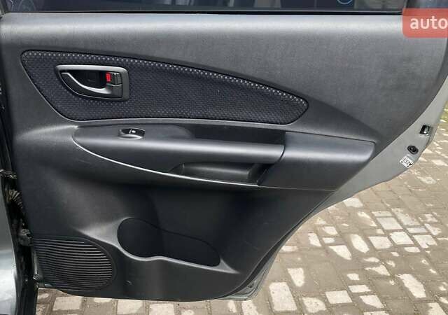 Серый Хендай Туксон, объемом двигателя 1.98 л и пробегом 174 тыс. км за 9500 $, фото 29 на Automoto.ua