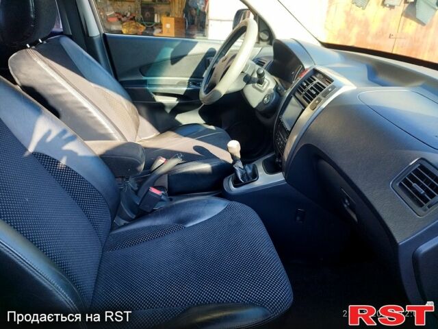 Серый Хендай Туксон, объемом двигателя 2 л и пробегом 178 тыс. км за 10000 $, фото 1 на Automoto.ua