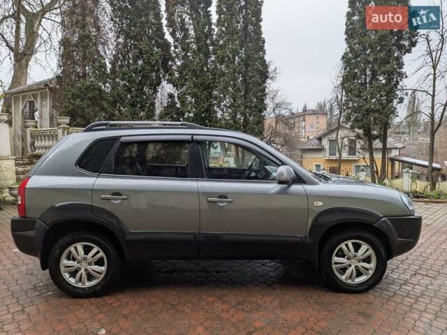 Сірий Хендай Туксон, об'ємом двигуна 1.98 л та пробігом 209 тис. км за 8700 $, фото 2 на Automoto.ua