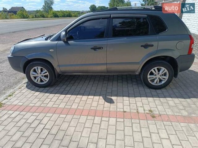 Сірий Хендай Туксон, об'ємом двигуна 2 л та пробігом 159 тис. км за 8800 $, фото 15 на Automoto.ua