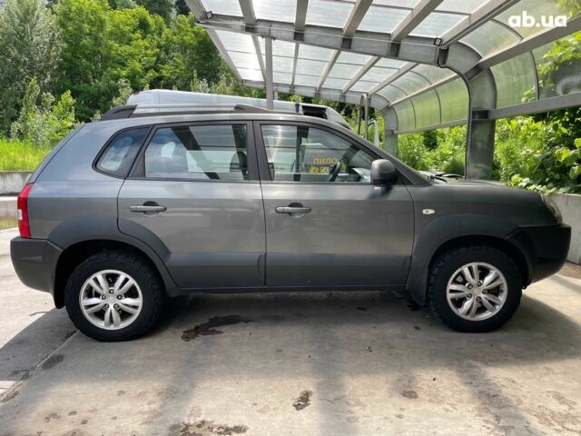 Серый Хендай Туксон, объемом двигателя 2 л и пробегом 240 тыс. км за 10990 $, фото 3 на Automoto.ua