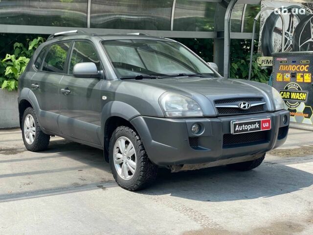 Серый Хендай Туксон, объемом двигателя 2 л и пробегом 240 тыс. км за 10990 $, фото 2 на Automoto.ua