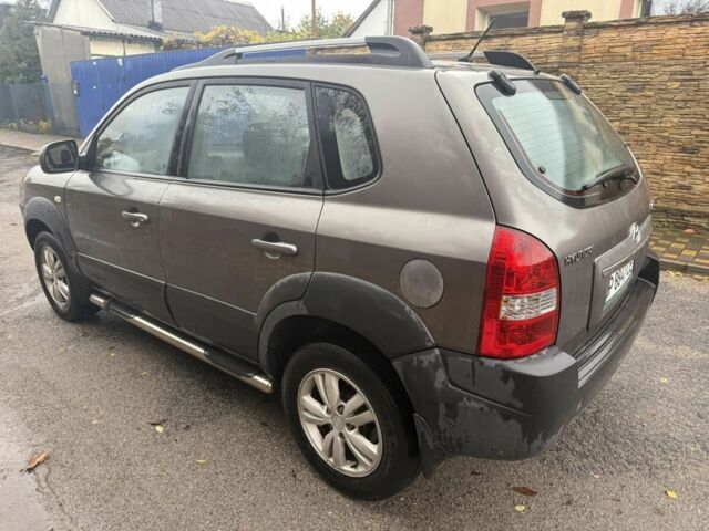 Серый Хендай Туксон, объемом двигателя 2 л и пробегом 43 тыс. км за 8500 $, фото 5 на Automoto.ua