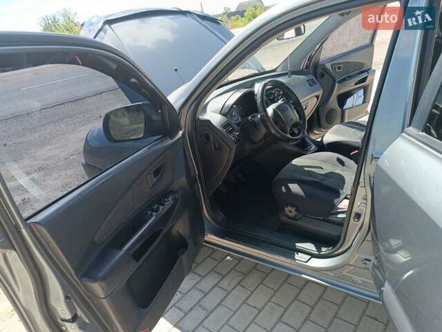 Сірий Хендай Туксон, об'ємом двигуна 2 л та пробігом 159 тис. км за 8800 $, фото 25 на Automoto.ua
