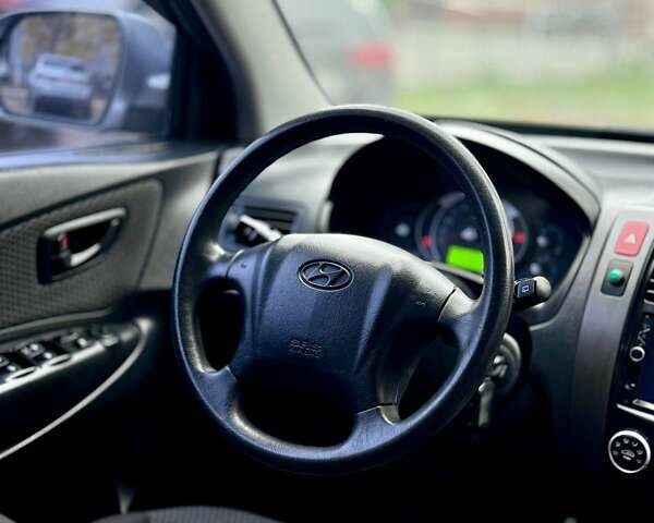 Серый Хендай Туксон, объемом двигателя 2 л и пробегом 92 тыс. км за 10500 $, фото 25 на Automoto.ua