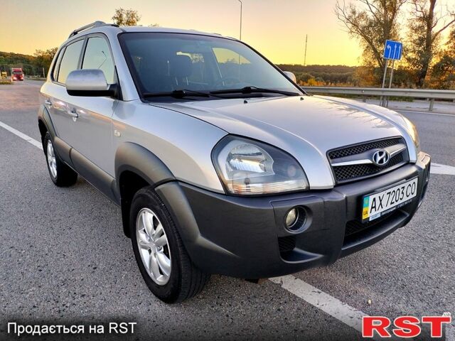 Серый Хендай Туксон, объемом двигателя 2 л и пробегом 263 тыс. км за 8800 $, фото 1 на Automoto.ua