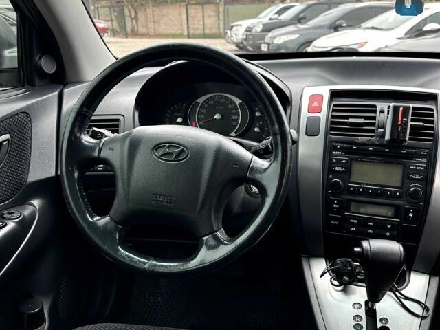 Серый Хендай Туксон, объемом двигателя 2 л и пробегом 150 тыс. км за 9900 $, фото 3 на Automoto.ua