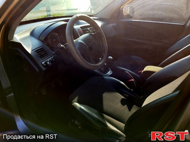 Серый Хендай Туксон, объемом двигателя 2 л и пробегом 178 тыс. км за 10000 $, фото 2 на Automoto.ua