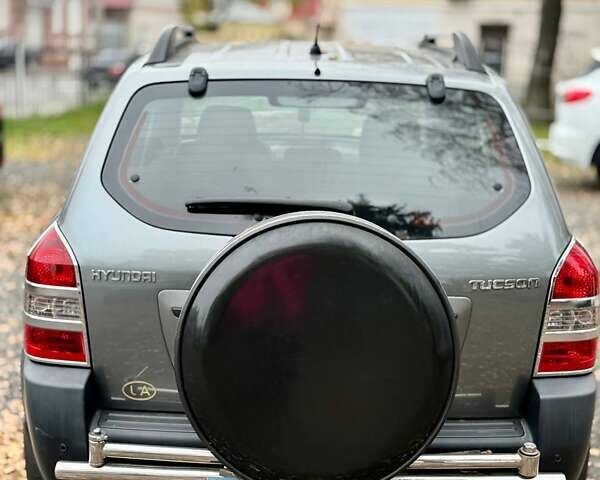 Серый Хендай Туксон, объемом двигателя 2 л и пробегом 92 тыс. км за 10500 $, фото 19 на Automoto.ua