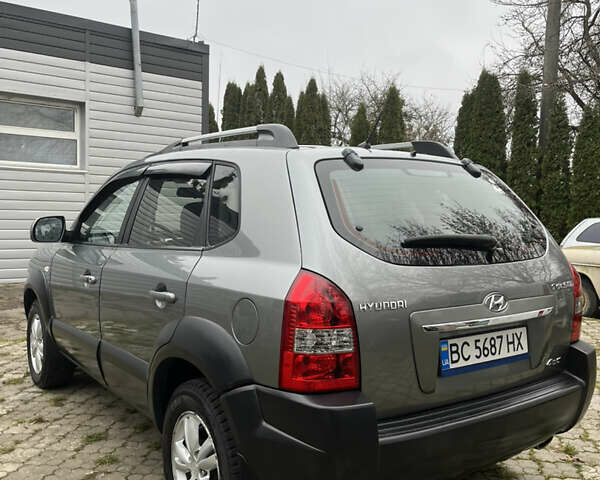 Серый Хендай Туксон, объемом двигателя 1.99 л и пробегом 209 тыс. км за 8200 $, фото 8 на Automoto.ua