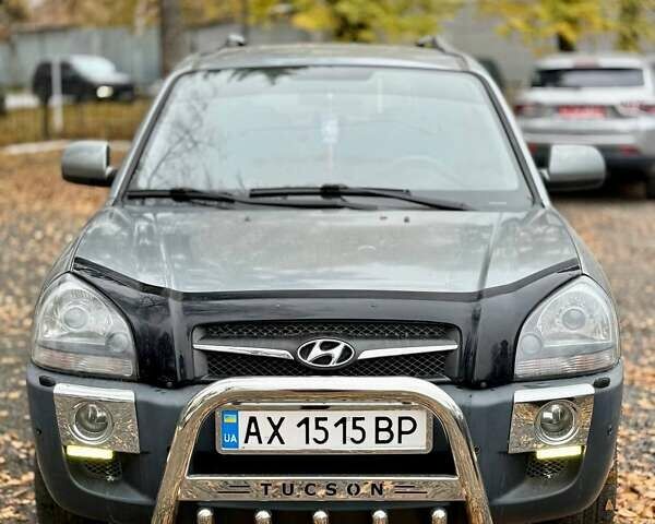 Серый Хендай Туксон, объемом двигателя 2 л и пробегом 92 тыс. км за 10500 $, фото 1 на Automoto.ua
