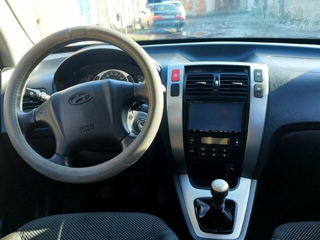 Серый Хендай Туксон, объемом двигателя 2 л и пробегом 178 тыс. км за 10000 $, фото 8 на Automoto.ua