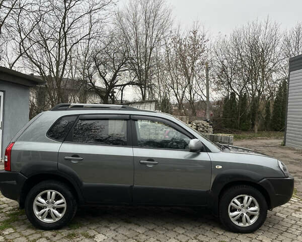 Серый Хендай Туксон, объемом двигателя 1.99 л и пробегом 209 тыс. км за 8200 $, фото 2 на Automoto.ua