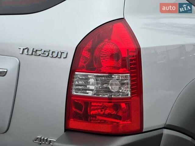 Сірий Хендай Туксон, об'ємом двигуна 1.98 л та пробігом 149 тис. км за 9650 $, фото 26 на Automoto.ua
