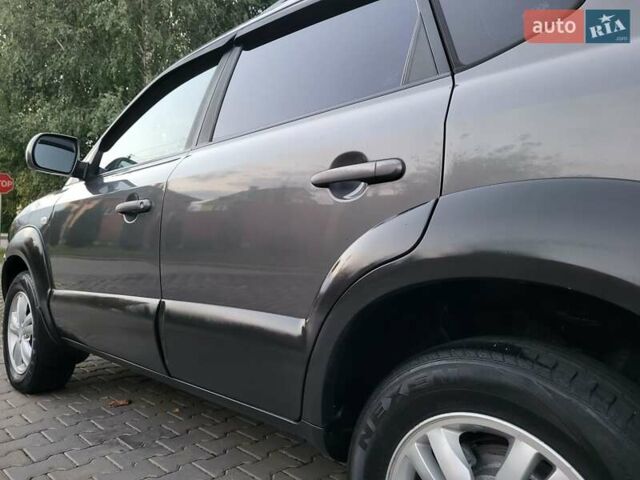 Сірий Хендай Туксон, об'ємом двигуна 2 л та пробігом 139 тис. км за 9888 $, фото 38 на Automoto.ua