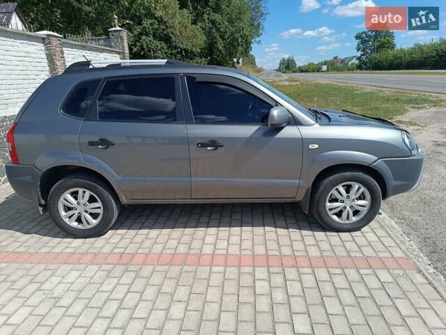 Сірий Хендай Туксон, об'ємом двигуна 2 л та пробігом 159 тис. км за 8800 $, фото 16 на Automoto.ua