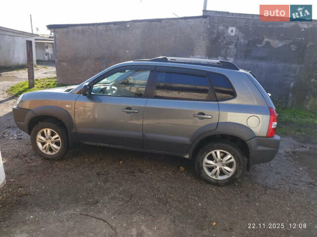 Серый Хендай Туксон, объемом двигателя 2 л и пробегом 168 тыс. км за 9499 $, фото 2 на Automoto.ua