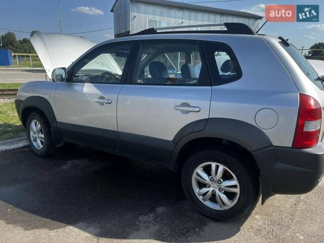 Серый Хендай Туксон, объемом двигателя 1.98 л и пробегом 373 тыс. км за 6800 $, фото 5 на Automoto.ua