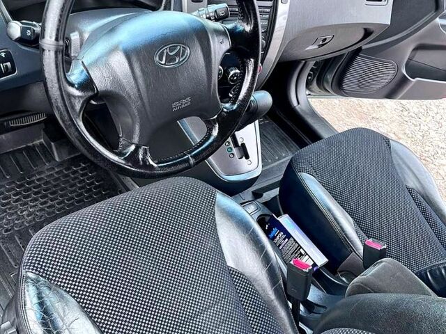 Серый Хендай Туксон, объемом двигателя 2 л и пробегом 165 тыс. км за 10000 $, фото 3 на Automoto.ua