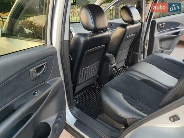 Хендай Туксон 2011 в Сумах на Automoto.ua Серый Хендай Туксон, объемом двигателя 2 л и пробегом 147 тыс. км за 9800 $, фото 14 на Automoto.ua