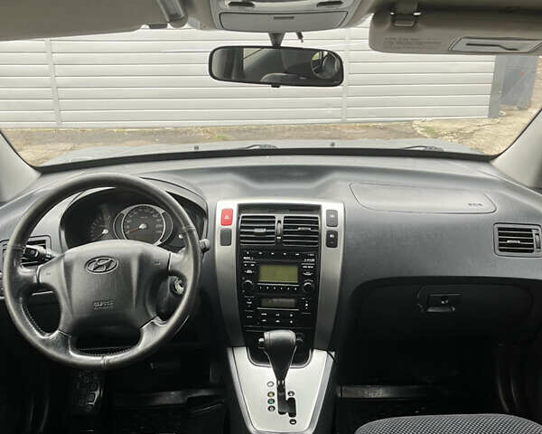 Серый Хендай Туксон, объемом двигателя 1.99 л и пробегом 209 тыс. км за 8200 $, фото 14 на Automoto.ua