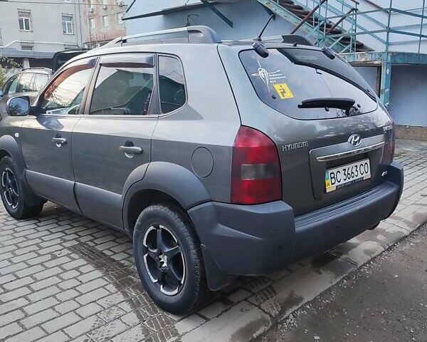 Серый Хендай Туксон, объемом двигателя 2 л и пробегом 255 тыс. км за 9500 $, фото 4 на Automoto.ua