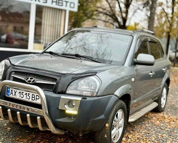 Серый Хендай Туксон, объемом двигателя 2 л и пробегом 92 тыс. км за 10500 $, фото 3 на Automoto.ua