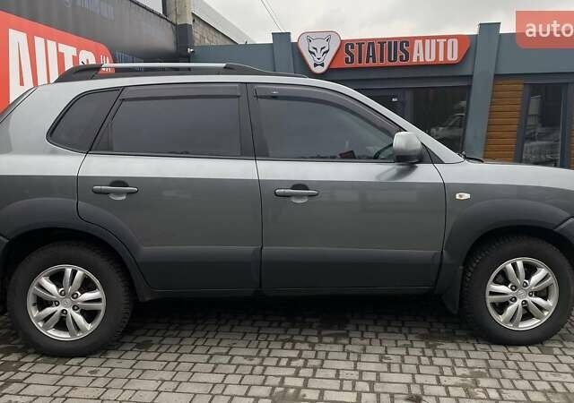 Серый Хендай Туксон, объемом двигателя 1.98 л и пробегом 174 тыс. км за 9500 $, фото 3 на Automoto.ua