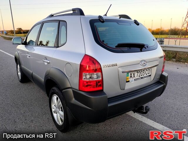Серый Хендай Туксон, объемом двигателя 2 л и пробегом 263 тыс. км за 8800 $, фото 3 на Automoto.ua