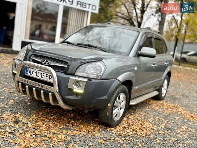 Серый Хендай Туксон, объемом двигателя 2 л и пробегом 92 тыс. км за 10500 $, фото 2 на Automoto.ua