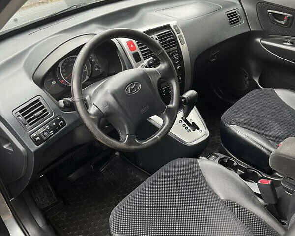 Серый Хендай Туксон, объемом двигателя 1.99 л и пробегом 209 тыс. км за 8200 $, фото 10 на Automoto.ua
