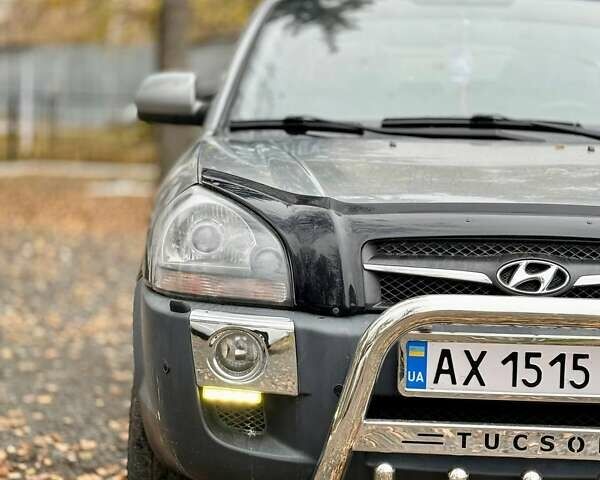 Серый Хендай Туксон, объемом двигателя 2 л и пробегом 92 тыс. км за 10500 $, фото 5 на Automoto.ua