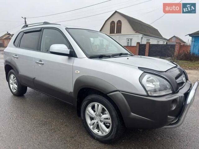 Сірий Хендай Туксон, об'ємом двигуна 1.98 л та пробігом 149 тис. км за 9650 $, фото 2 на Automoto.ua