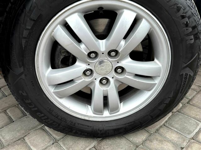 Серый Хендай Туксон, объемом двигателя 2 л и пробегом 150 тыс. км за 9900 $, фото 10 на Automoto.ua