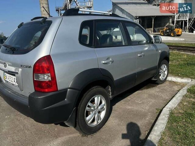 Серый Хендай Туксон, объемом двигателя 1.98 л и пробегом 373 тыс. км за 6800 $, фото 1 на Automoto.ua